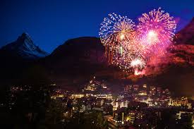 Er ist in der schweiz ein gesetzlicher feiertag, aber bis 1993 war er je nach kantonen entweder ein normaler arbeitstag, ein halber oder ein ganzer öffentlicher ruhetag. Nationalfeiertag Das Grosse Fest In Zermatt