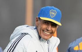 En medio del Mundial de Clubes, Russo llamó a un refuerzo para Boca: «Hubo  una charla» El DT levantó el teléfono y pidió a un jugador para Boca. Link  de la nota