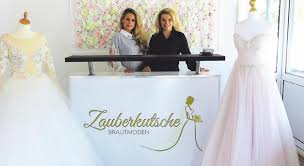 Contribute to gaolin/brautkleider development by creating an account on github. Neueroffnung Zauberkutsche Brautmoden Meckenbeuren Bodenseekreis Schwabische Zeitung