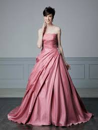 Se sei una giovane sposina puoi osare con colori più audaci e anticonvenzionali, come il rosso ed il blu. Abito Da Sposa Colorato In Raso Il Bustier Semirigido E Preformato E Arricchito Da Pizzo La Gonna Drappeggiata Diagonalmente Ha Una Decorazione Sul Fianco Sposamore