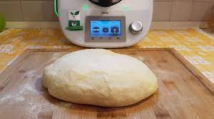 Trasferire la pasta in una ciotola, leggermente unta, coprire con pellicola e lasciare lievitare in forno spento per 10 ore. Impasto Per Pizza Bimby Per Tm6 Tm5 Tm31 Youtube