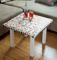 Diy Anleitung Tisch Verzieren Mit Kronkorken Das Haus Kronkorken Basteln Mit Kronkorken Kronenkorken