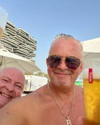 good friends, good beer, good life 🙌🏼😎🍻 #dubai #life #friends  #lifestyle #beachvibes #dubailife #network #crypto #businessowner  #lifeisgood