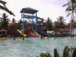 Jadi kami memutuskan untuk berenang. Waterboom Wahana Surya Bengkulu Milda Ini