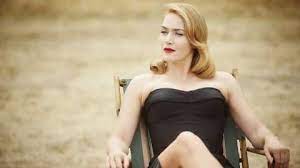 A glamorous woman returns to her small town in rural australia. The Dressmaker Die Schneiderin Film Trailer Kritik
