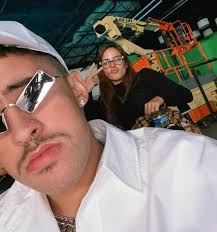 Chilin #BadBunny con su pareja. Está ... ser el 🐰😂. #LaMega