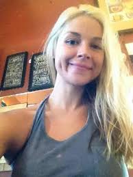 Sarah Thompson aka Laura Vasquez is back in The Bay! 😃💄 Article by  Jonathon 'J.Mo' Moran #HomeandAway