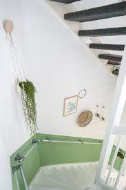 Diy Een Rechte Lambrisering Langs De Trap Een Goed Verhaal Trap Muren Trappenhuis Decoratie Trappenhuis Schilderen
