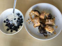 Naturjoghurth Mit Frischen Blaubeeren Und Bucheckern Oder Schokogeback Lebensmittel Essen Fruhstucksideen Blaubeeren