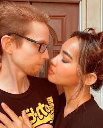 Para poznała się przez internet. Ludzie nie wierzą w ich miłość