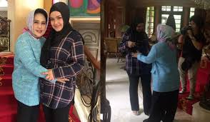 Garaj sahaja direka untuk menampung lebih daripada 3 kereta. Hetty Koes Endang Datang Rumah Siti Nurhaliza Bawa Pemberian Iluminasi