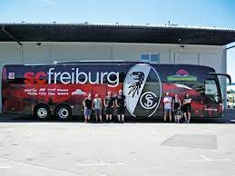 Der man fcb mannschaftsbus 19/20 überzeugt durch seine details & ist das musthave für treue fc bayern fans. Mannschaftsbus Sc Freiburg Werbetechnik Rete