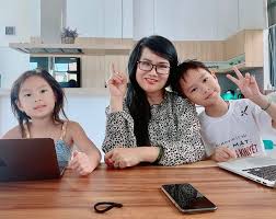 Nhìn vào body của của cặp đôi đồng niên này nhiều người nghĩ lý hải ít tuổi hơn hoài linh. HÆ¡n Con Rá»ƒ 10 Tuá»•i Máº¹ Vá»£ U60 Cá»§a Ly Háº£i Gay Ngáº¡c Nhien Vá»›i Diá»‡n Máº¡o Tráº» Ä'áº¹p