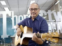 Ade telah sukses menggelar konser yang bertajuk 'pagelaran musik puisi ebiet g. Inspirasi Di Balik Lagu Lagu Ebiet G Ade