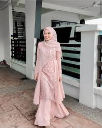 Explore tweets of dinda hauw @dindahw__ on twitter. 7 Inspirasi Baju Pesta Yang Anggun Untuk Hijaber Selain Kebaya Womantalk
