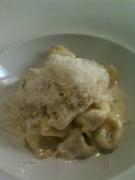 Servire i tortellini in una fondina, ricoperti del brodo bollente. I Tortellini Con La Panna Di Massimo Bottura Lo Chef Piu Pop Di Andy Warhol Luciano Pignataro Wine Blog