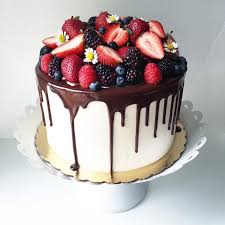 Strawberry Tall Cake With A Ganache Drip And Loads Of Fresh Berries Drip Cakes Savoury Cake Amazing Cakes