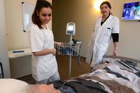 Elle informe l'équipe médicale de l'évolution de l'état de santé d'un résident qui a besoin de soins ou donne l. La Formation Pour Devenir Aide Soignant Fait Le Plein A Epernay