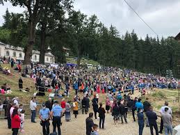 Pot exista și clauze suplimentare. Mii De CredincioÈ™i In Pelerinaj La MÄƒnÄƒstirea Nicula Nu Au Avut Voie SÄƒ SÄƒrute Icoana Evenimentul Zilei