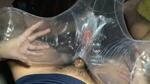 Prueba de muchacho tonta oriental bombeando juguete sexual.