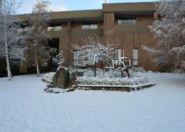 Accommodation at the southern right motor inn warrnambool consists of budget, executive and deluxe hotel / motel rooms as well as discount family accommodation in south western victoria. Home Southern Cross Motor Inn