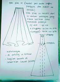Berbeda dengan rok payung yang terbuat dari pola satu lingkaran penuh dan tidak ada sambungan, maka pola setengah lingkaran mempunyai satu buah sambungan yaitu di bagian sisi kain, bisa di bagian kain yang memanjang, ataupun bagian kain yang melebar, jika sambungannya lebih dari satu maka bukan rok setengah lingkaran namanya tapi rok pias, dan untuk bentuk dari pola rok setengah lingkaran ini. As Asmaranie Collection Facebook