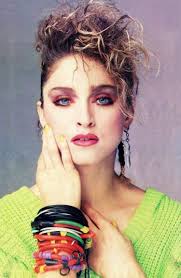 80er Jahre Mode Neonfarben Armbaender Viele Toupiert Haar Schminke Madonna Diy Costume Women 80s Eye Makeup 80s Makeup Eye Makeup Images