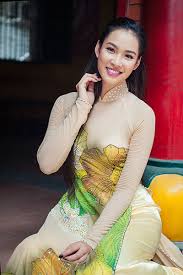 Thủy tiên giải thích về địa điểm xây nhà cộng đồng. VÆ°Æ¡ng Thu PhÆ°Æ¡ng Ná»n Na Vá»›i Ao Dai Hochoimoingay Com