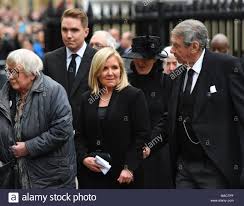 Stephen hawking loved mathematics since he was a toddler but had a huge aversion to biology. Jane Hawking Zweiter Von Rechts Die Erste Frau Von Professor Stephen Hawking Und Ihre Kinder Timothy Links Und Lucy Mitte Seinem Begrabnis An Der Universitat Kirche St Maria Das Grosse In Cambridge