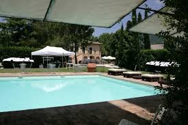 A casa mia, mareno di piave: Agriturismo Con Appartamenti Vacanza Piscina E Ristorante A Spello Agriturismo Navello