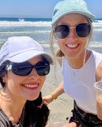 COFFEE + WALK IN ENCINITAS☕️ Stop by @ironsmithcoffee for coffee and  @pragerbrothers for a pastry or sandwich and walk down to Moonlight Beach.  During low tide, you can continue walking North to