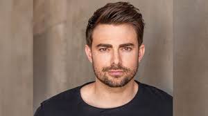 Jonathan Bennett ('Mean Girls') To Star In Hallmark Channel's 'The  Christmas House'