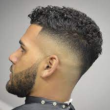 Bukleler stile geri dönüş yapıyor ve doğal dokunuzu kucaklamanın zamanı geldi! Mens Hairstyles Menshaircutideas Wavy Hair Men Haircuts For Wavy Hair Mens Hairstyles Short