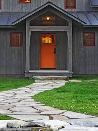 Wie Man Einen Weg Uber Einem Rasen Errichtet Gartenweg Beet Rasenbegradigen Unkraut Entfernen Moos Rasenanlegen Hauswand Orange Tur Scheunenverkleidung