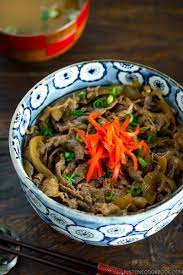 Susun burger nasi yakiniku, mulai dari 1 bun nasi, kemudian selada air, daging yakiniku, dan 1 bun nasi di atasnya. Yoshinoya Beef Bowl Gyudon ç‰›ä¸¼ Just One Cookbook