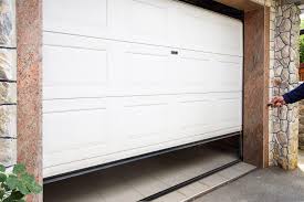 Wenn bei ihrer garage ein zweiter zugang vorhanden ist oder sie einen einplanen, dann bestellen sie gleich eine ansichtsgleiche nebentür mit. Eine Trockene Und Saubere Garage Bodendichtungen Und Turschwellen
