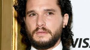 Christopher catesby harington (born 26 december 1986), known professionally as kit harington, is an english film, television and stage actor known for his starring role as jon snow in game of thrones, seasons one through eight. Wo Sind Seine Locken Kit Harington Mit Buzz Cut Unterwegs Promiflash De