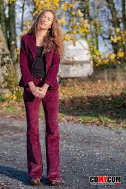 Bordeauxfarbener Cordanzug In 2020 Bekleidungsstile 70er Mode Frauen Outfits