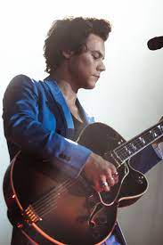 On Stage Style Harry Styles Wore A Calvinklein 205w39nyc Blue Double Breasted Wool Suit During His Perform Harry Styles Smile Harry Styles Cute Harry Styles
