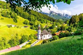 L'église De Pèlerinage Gern Maria Et Monter La Silhouette Supérieure De  Watzmann Par Le Brouillard Berchtesgaden L'Allemagne Image stock