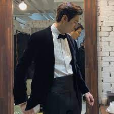 He started his career in 2006 and since then has been cast in various tv shows, short dramas and minor movie roles. Pachinko Star Lee Min Ho Wishes Fans On New Year With Debonair Bts Snaps In A Suit From Sbs Drama Awards 2020 Pinkvilla