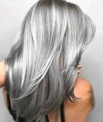 Haare Silber Farben 70 Inspirationen Und Die Besten Pflegetipps In 2020 Silbergraue Haare Silberhaar Graue Haarfarben