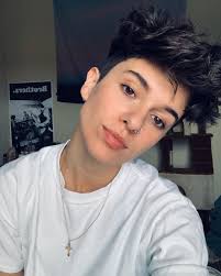 Androgynous haircuts are super chic and trendy for both women and men. La Imagen Puede Contener 1 Persona Primer Plano Androgynous Hair Short Hair Trends Short Hair Styles