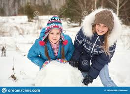 Illustration kinder jetztzeit lustig winter cartoonstil fineliner computer mai 11 finde die 10 fehler! Zwei Freundinnen Bauen Schneemann Lustige Madchen Auf Einem Spaziergang Im Winter Im Freien Stockbild Bild Von Recht Spielen 167490885