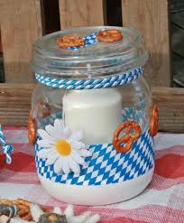 Für die dekoration des balkons oder der terrasse passt. Dekoideen Zum Oktoberfest Einfach Urig Bayrisch Wiesn Dekorationen Oktoberfest Deko Oktoberfest Deko Ideen