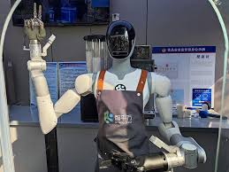 華強北AI八駿爆紅機械人戲院賣爆谷深圳智能產業鏈震驚外國客