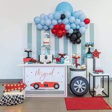 The popcorn served in cupcake liners since smaller portions were needed the black favor bags made to resemble a road the fruit. Pin En Decoracion De Fiestas