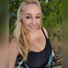 David Beckham signing his first Manchester United contract with Sir Alex  Ferguson. #ThrowbackThursday