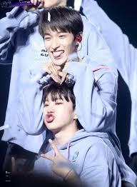 Seventeen（ 朝鮮語： 세븐틴 se beun tin ，日语： セブンティーン se bun tīn ）是韓國pledis娛樂旗下的13人男子流行音樂團體，團體有hiphop team、vocal team、performance team三個分隊。. Seventeen S Dk Reveals Hoshi S Cute Drinking Habit Kpoplover
