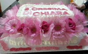 Torta Di Panna E Fragole Con Fiori Freschi E Tulle E Decori Di Pasta Di Zucchero Fiori Freschi Fragole Torte